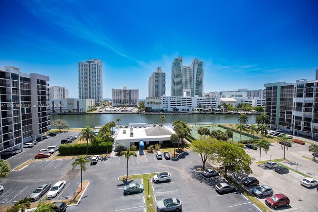 Building Photo - 600 Parkview Dr