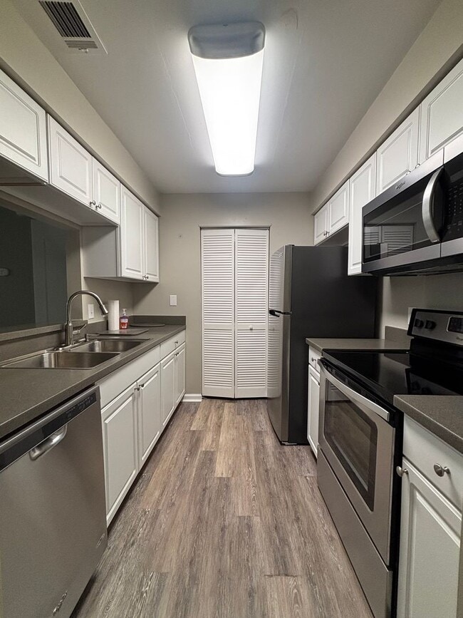 Building Photo - Gorgeous Condo up for rent!