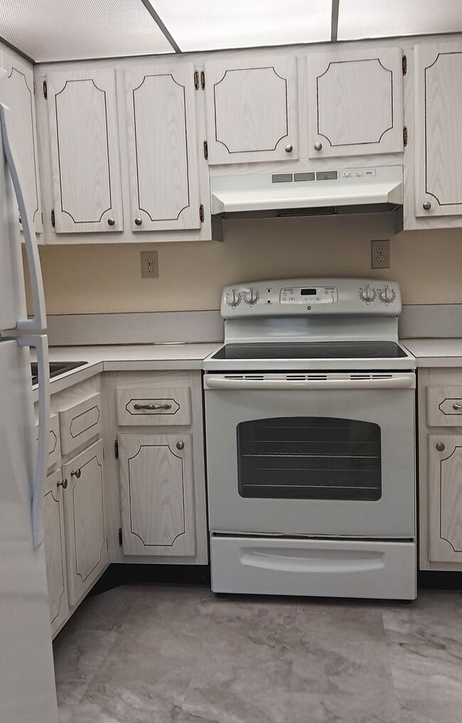 Building Photo - Location is great with this spacious 2-bed...