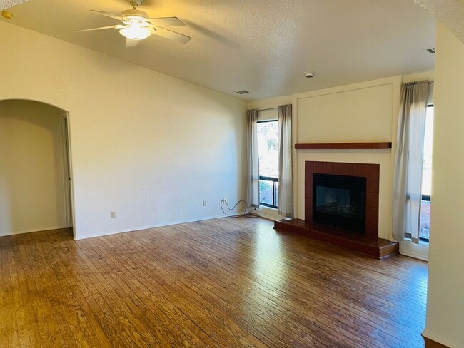 Building Photo - 30 Quartz Dr