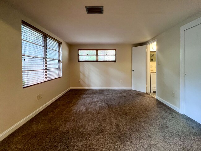 Building Photo - 3/2 Pet Friendly Home Close to Campus Avai...