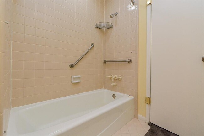 Building Photo - 1231 Creekford Cir
