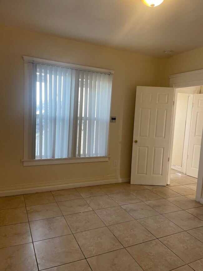 Primary Photo - 705 W 41st Pl