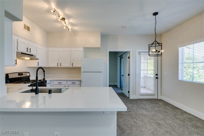 Building Photo - 3400 Cabana Dr