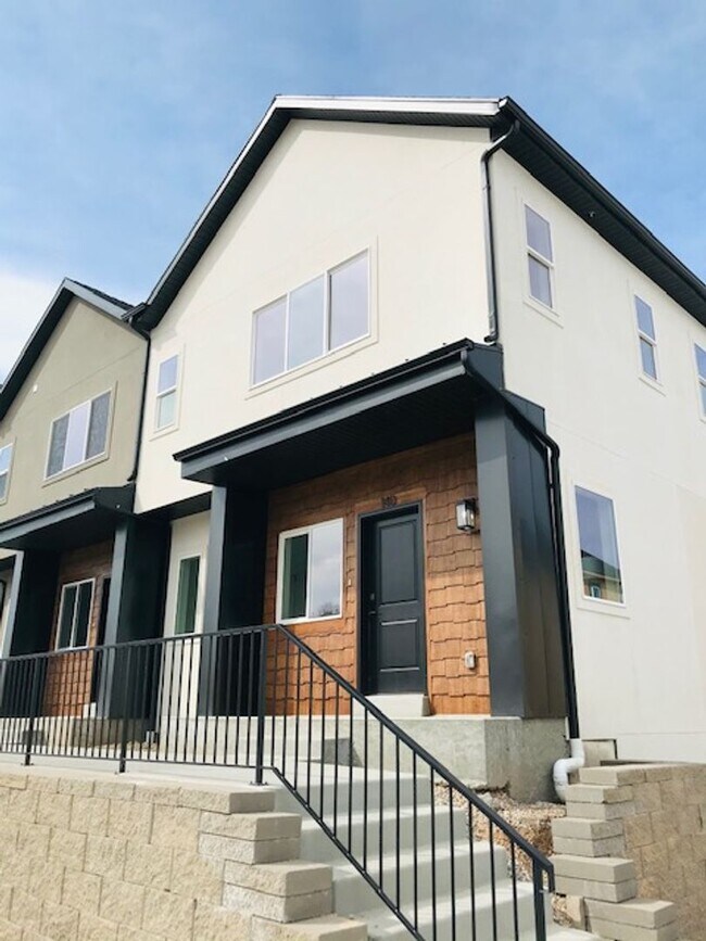 Building Photo - Beautiful new construction townhouse with ...