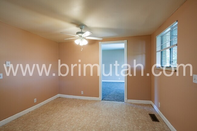 Building Photo - 1561 E 4945 S