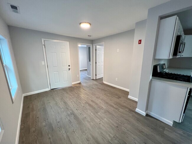 Building Photo - 415 Hollister Ave