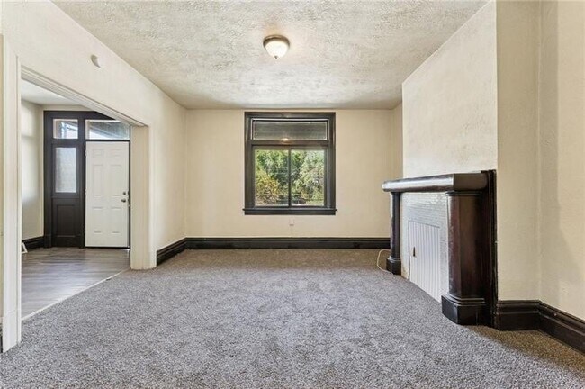 Building Photo - 1250 Blackadore Ave