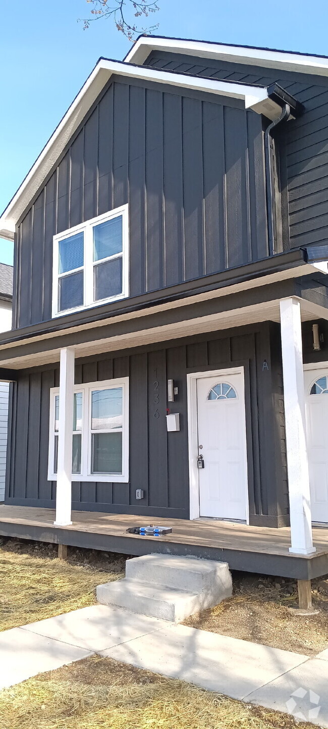 Building Photo - "Spacious 3-Bedroom Duplex with Granite El...
