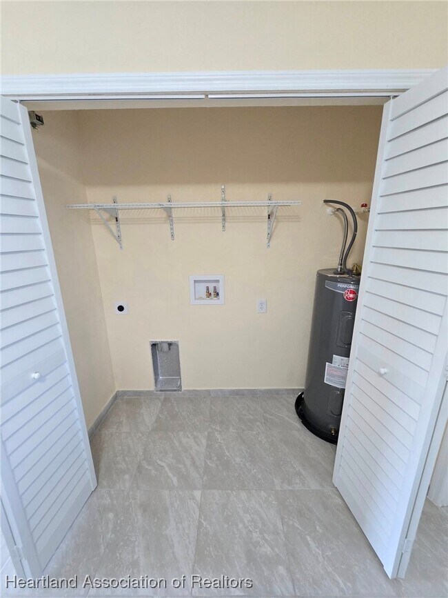 Building Photo - 611 Memorial Dr