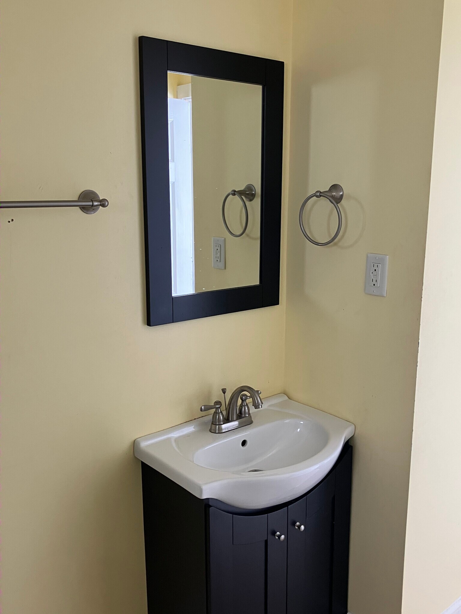 Building Photo - 5 Pine St