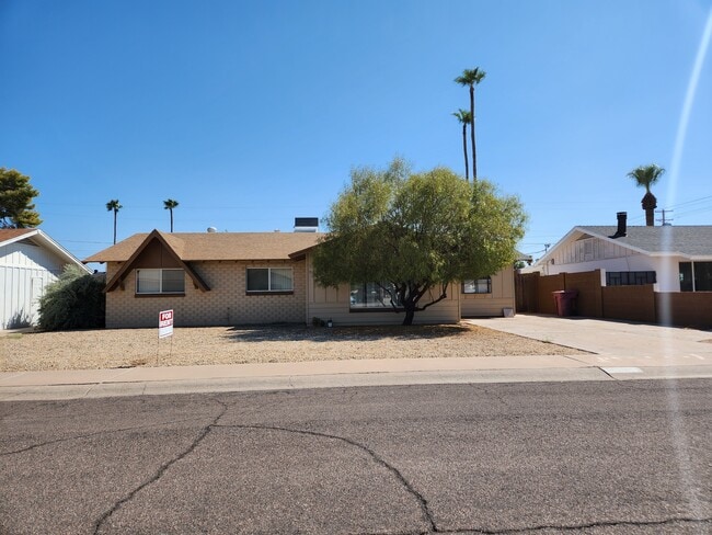 Building Photo - 8207 E Mitchell Dr
