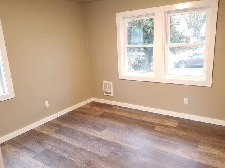 Building Photo - 2413 S 121 Pl