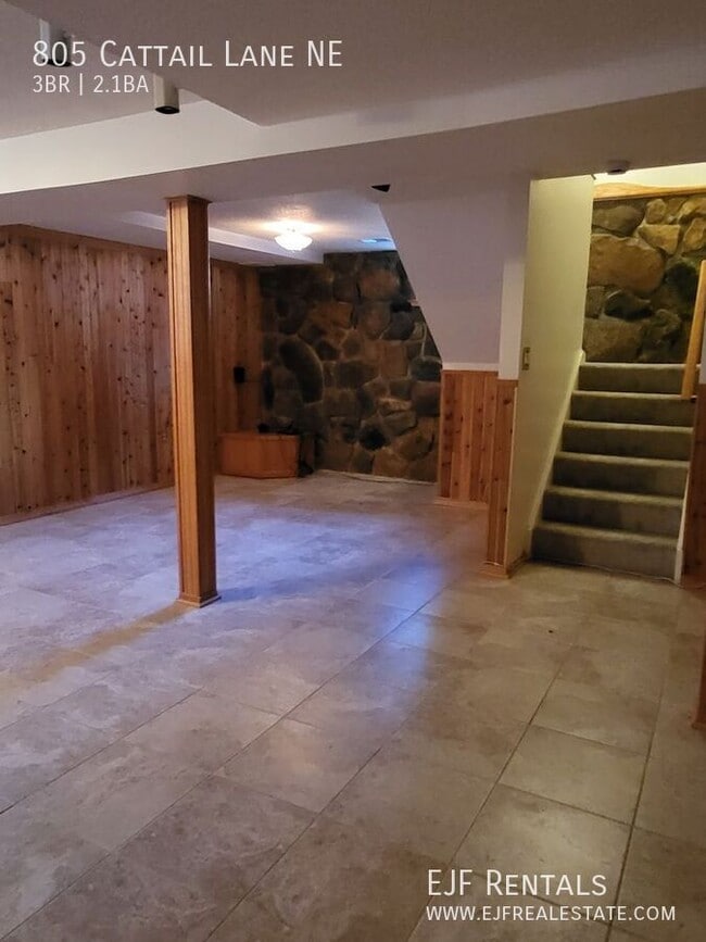 Building Photo - 805 Cattail Ln NE