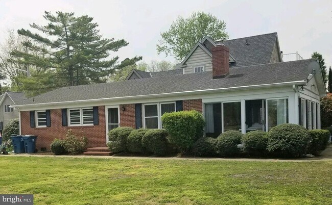 Building Photo - 219 E Chew Ave