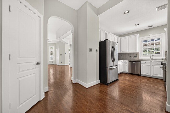 Building Photo - 6308 Schuler St