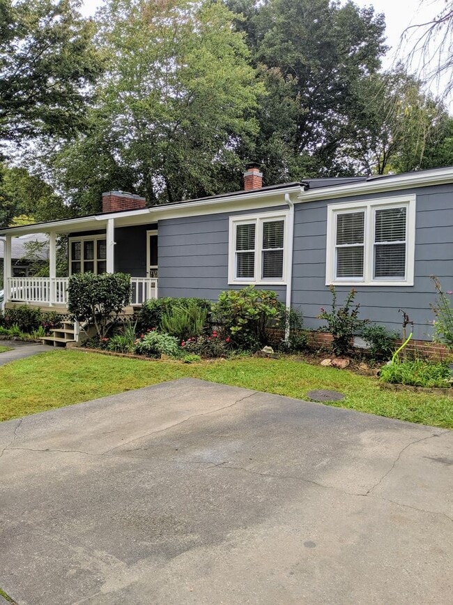 Building Photo - Fabulous Black Mountain Location!