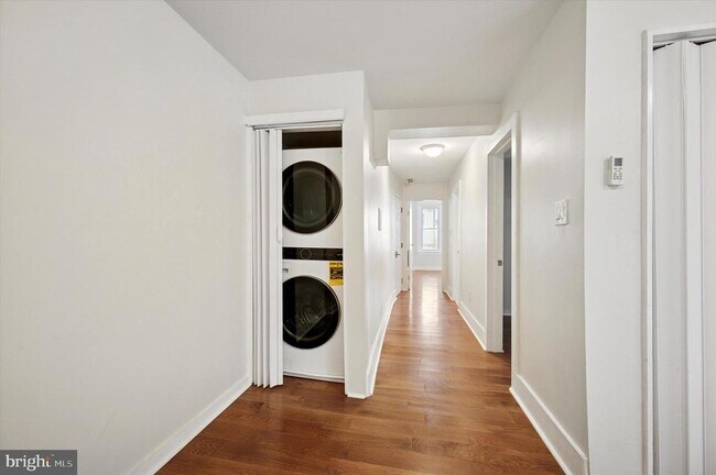 Building Photo - 237 Roxborough Ave