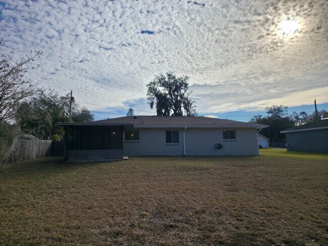 Building Photo - Freshly Updated 2/1 House with Garage in Deltona!