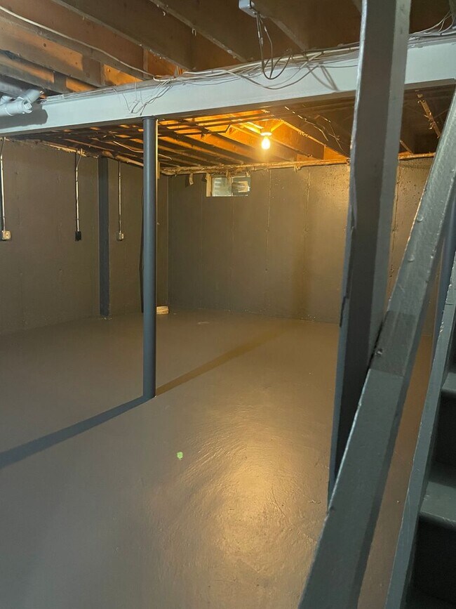 Building Photo - Spacious 3 Bedroom Townhouse