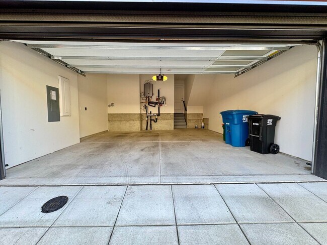 Building Photo - Queen Anne Townhome ~ McGraw Square