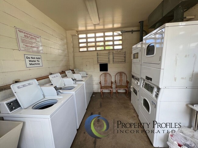 Building Photo - Puuhale Gardens 2 bedroom 1 bath apartment...