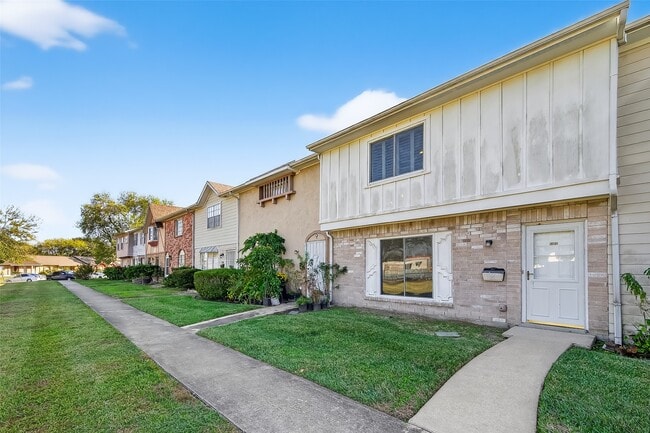 Building Photo - 8462 Leawood Blvd