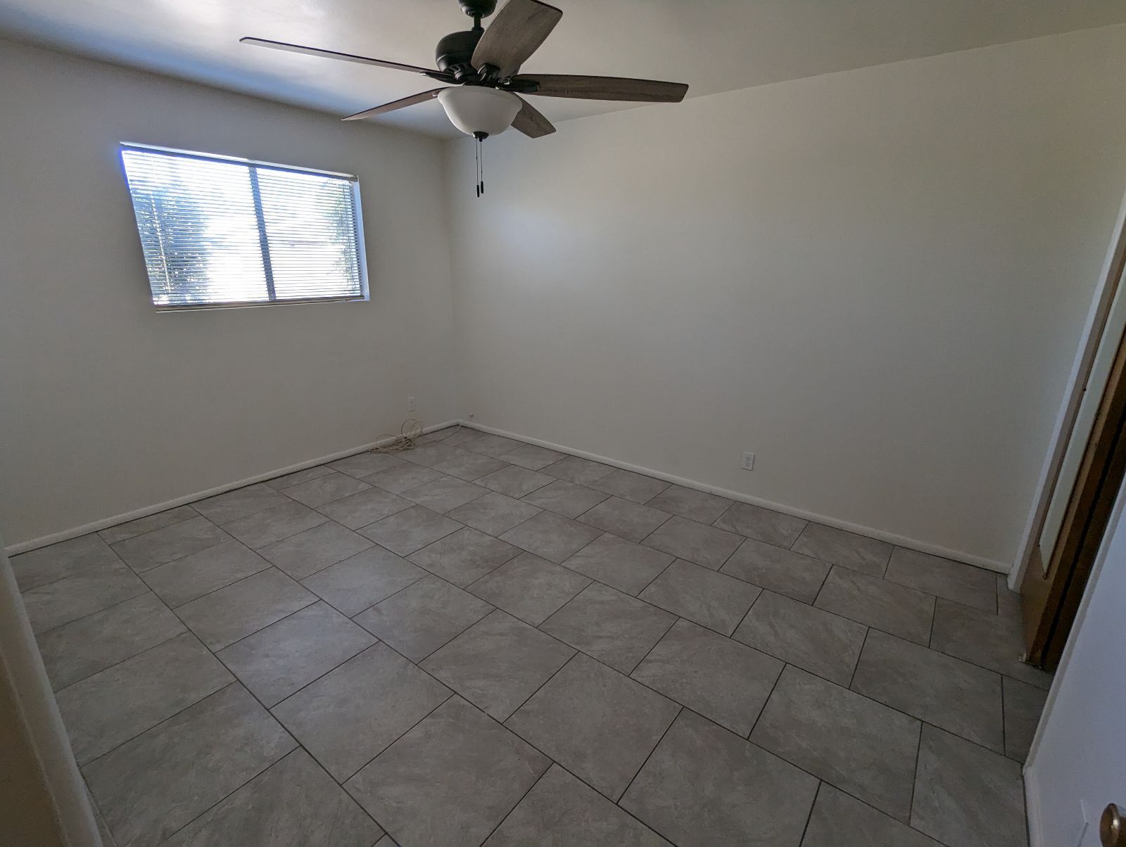 Building Photo - 832 W 16th St