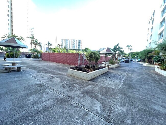 Building Photo - LIKINI WEST studio, pkg, sec, pool