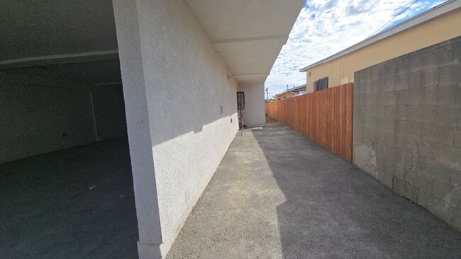 Building Photo - 71(439)