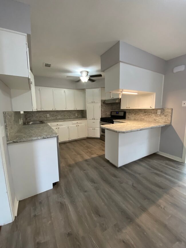 Building Photo - 3803 Poinsettia Dr