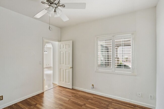 Building Photo - Great 1st Floor 2 Bed Condo