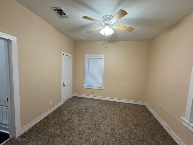 Building Photo - Cute and private....