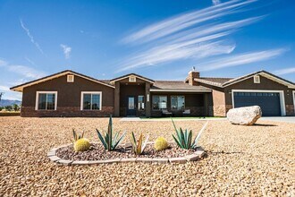 Building Photo - ** STUNNING 4 Bedroom 2 Bathroom Home **
