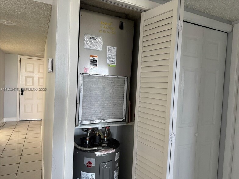 Building Photo - 185 Lakeview Dr