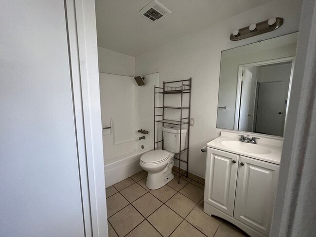 Building Photo - 4BD/2BA In La Mirage. Nice Backyard!