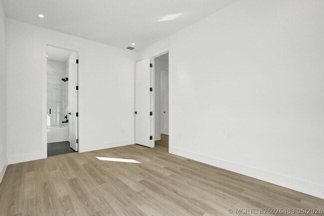 Building Photo - 604 SW 7th Ave