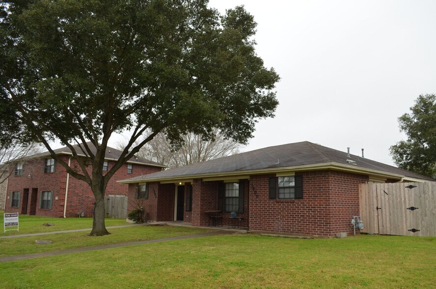 Building Photo - AUGUST PRE-LEASE Spacious & Affordable 3 Bedroom 2 Bathroom Duplex ON BUS ROUTE