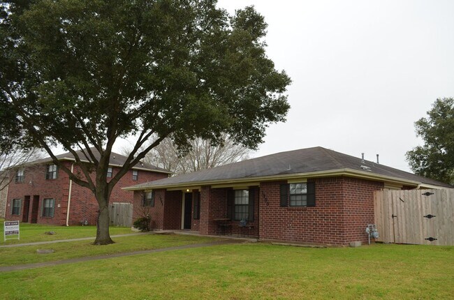 Building Photo - AUGUST PRE-LEASE Spacious & Affordable 3 B...