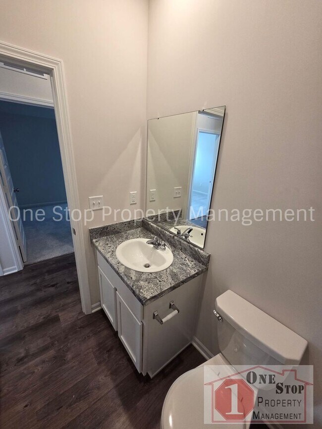 Building Photo - Beautiful 3 Bedroom 2 Bathroom in Blue Springs!