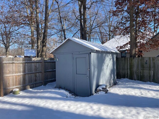 Building Photo - 6482 Riverdale Rd