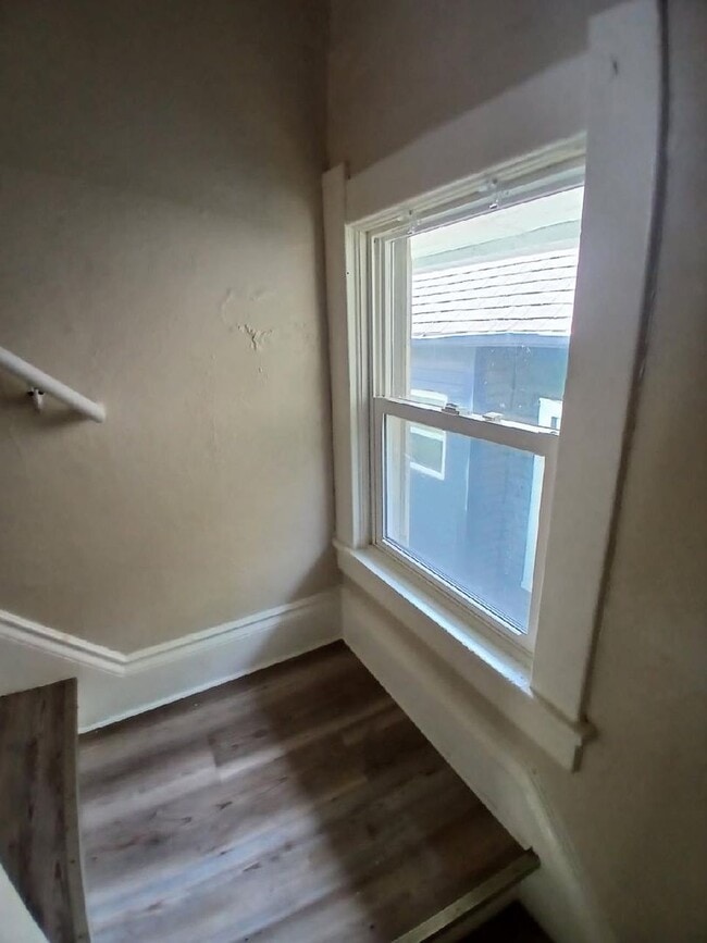 Building Photo - 4 Bed 1 Bath