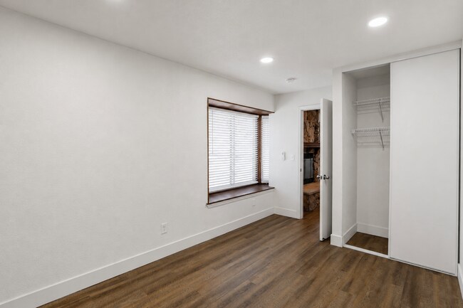 Building Photo - 8840 San Vicente Ave