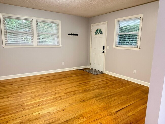Building Photo - 818 Lynwood Dr
