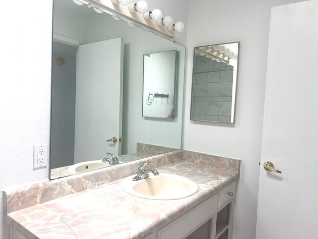 Building Photo - 2340 S Iris Dr