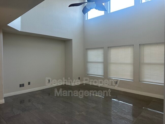 Building Photo - 1034 W Juanita Ave