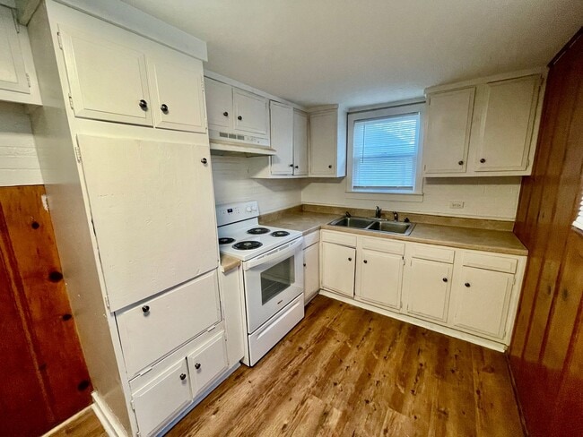 Building Photo - 919 S Douglas Ave