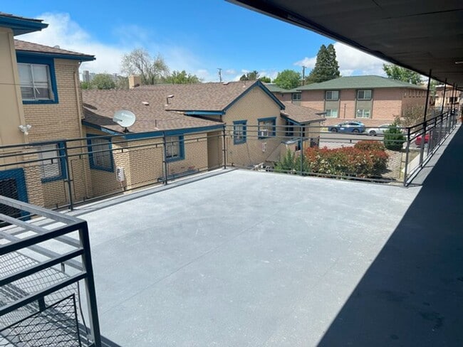 Building Photo - One Bedroom Upstairs Reno Apartment