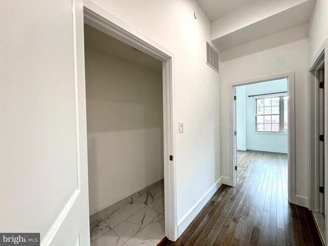Building Photo - 1231 Vine St