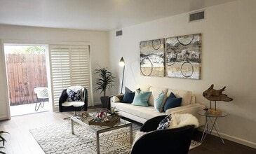 Building Photo - 1045 Kings Rd